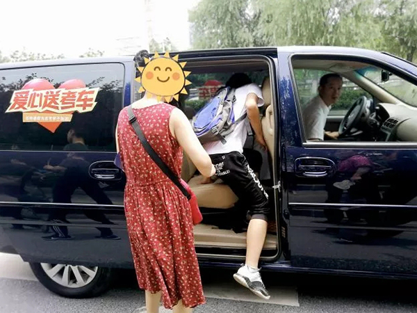 迅特通信组织爱心助考活动